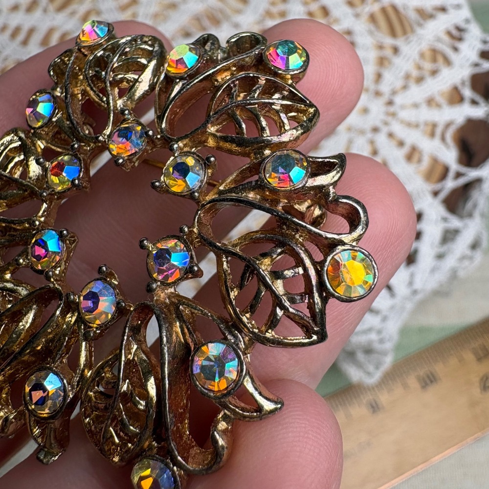 Vintage Unsigned Gold Tone Brooch Pin Aurora Borealis Rhinestone Wreath - Picture 4 of 6
